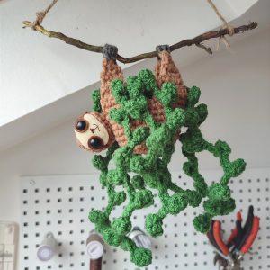 Paresseux au crochet + fausse plante !