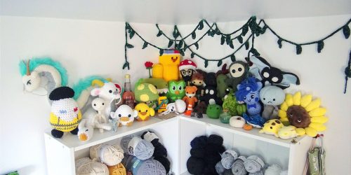Peluches faites par Noé sur une étagére échantillon des nombreuses créations faites au crochet posées sur une étagère