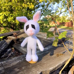 Peluche d'Antoine Daniel dans son costume Lapin